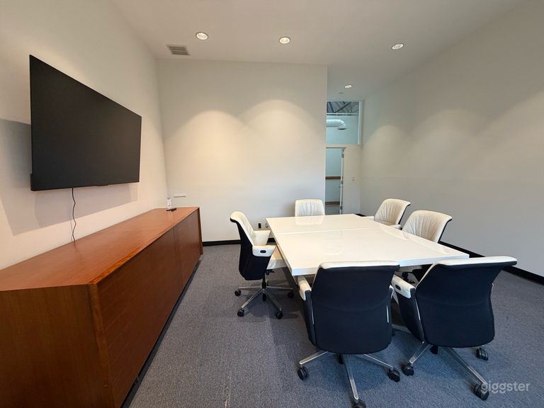  Bright Medium Meeting Room in Downtown Santa Monica 