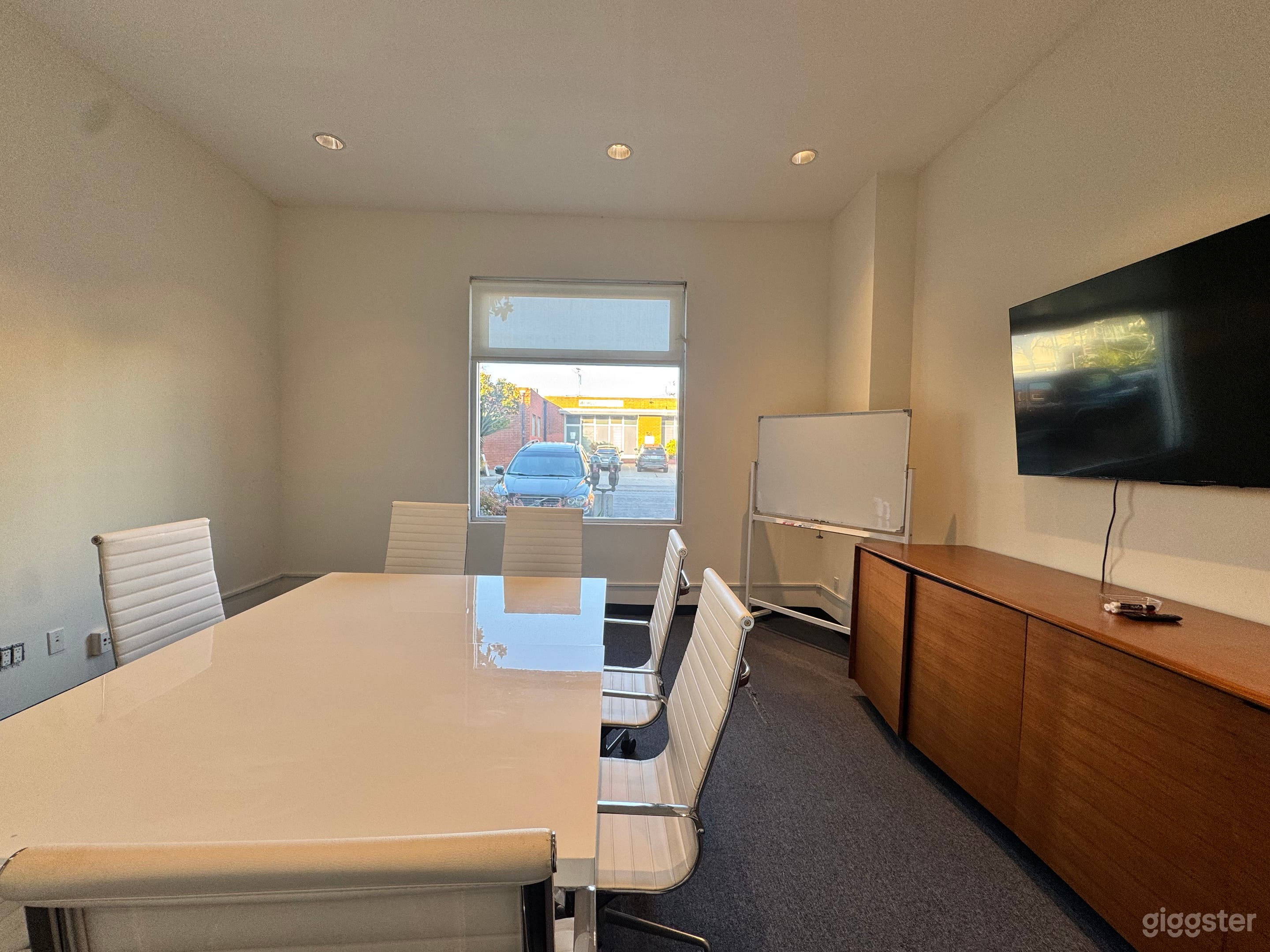 Bright Medium Meeting Room in Downtown Santa Monica Photo 3