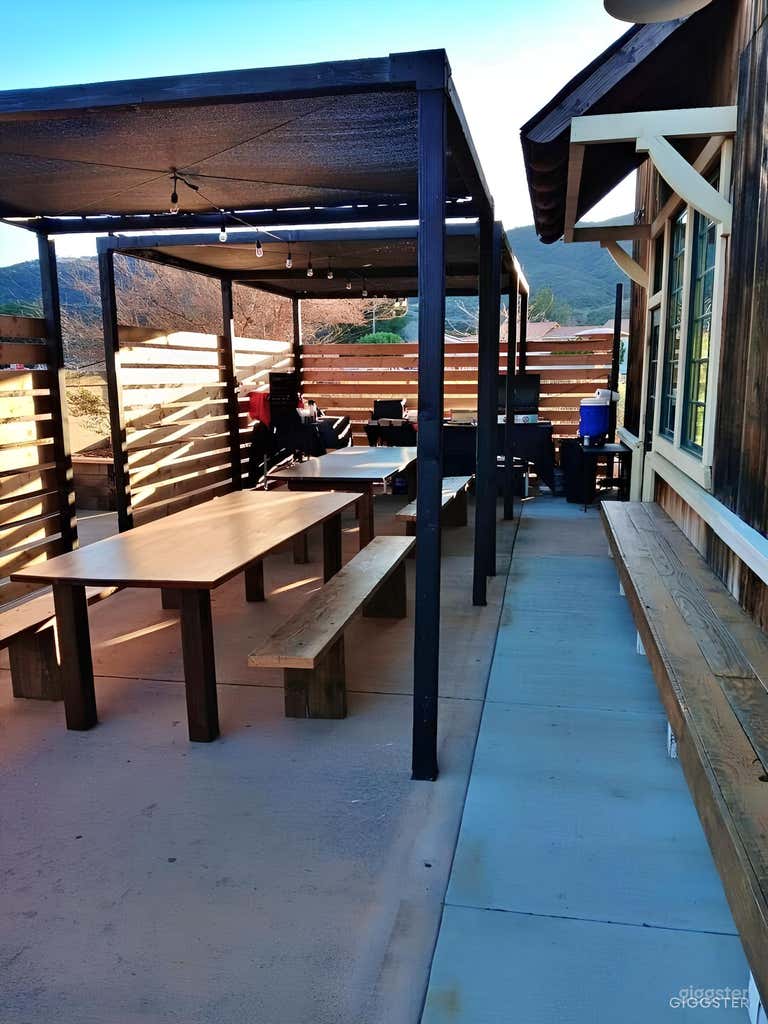  Patio ensoleillé avec bancs de fête 
