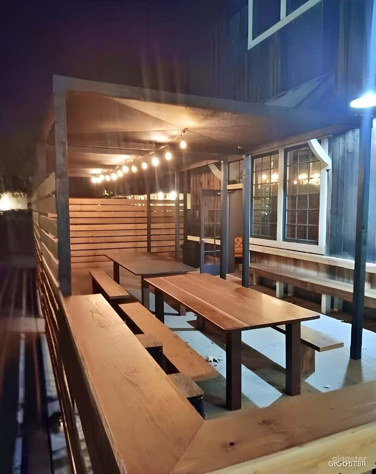  Patio ensoleillé avec bancs de fête 