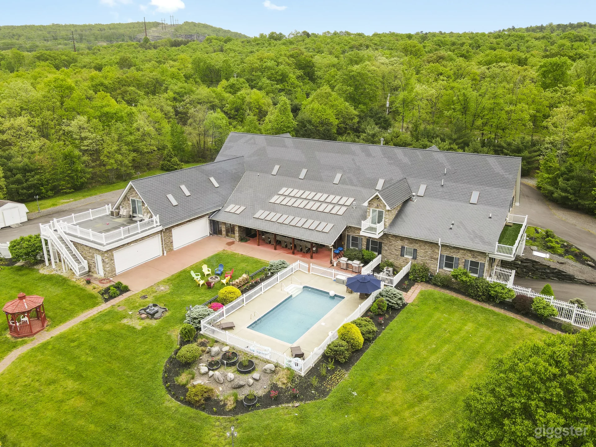 Picture-perfect Outdoor area with Pool Photo 1