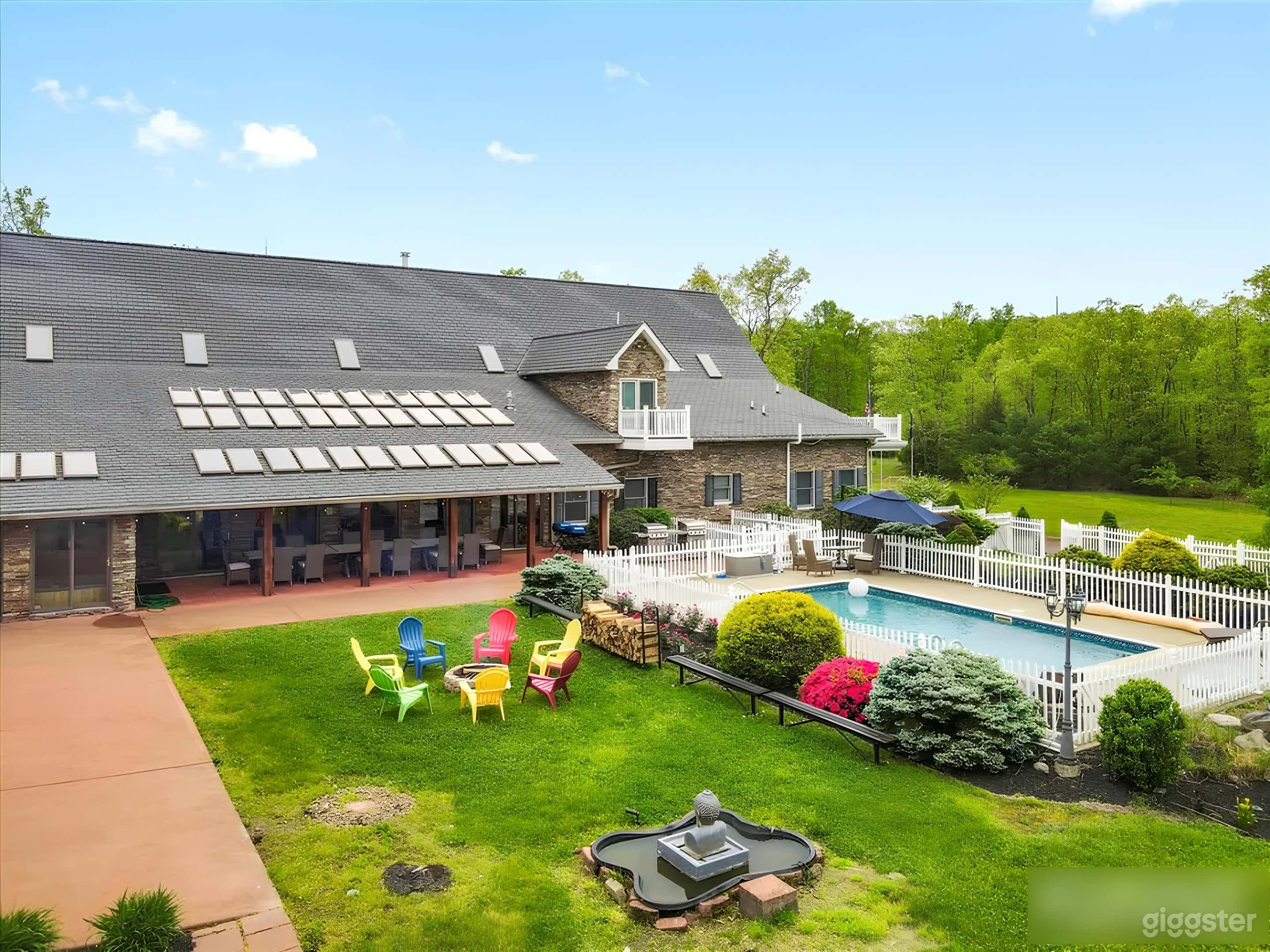 Picture-perfect Outdoor area with Pool Photo 3
