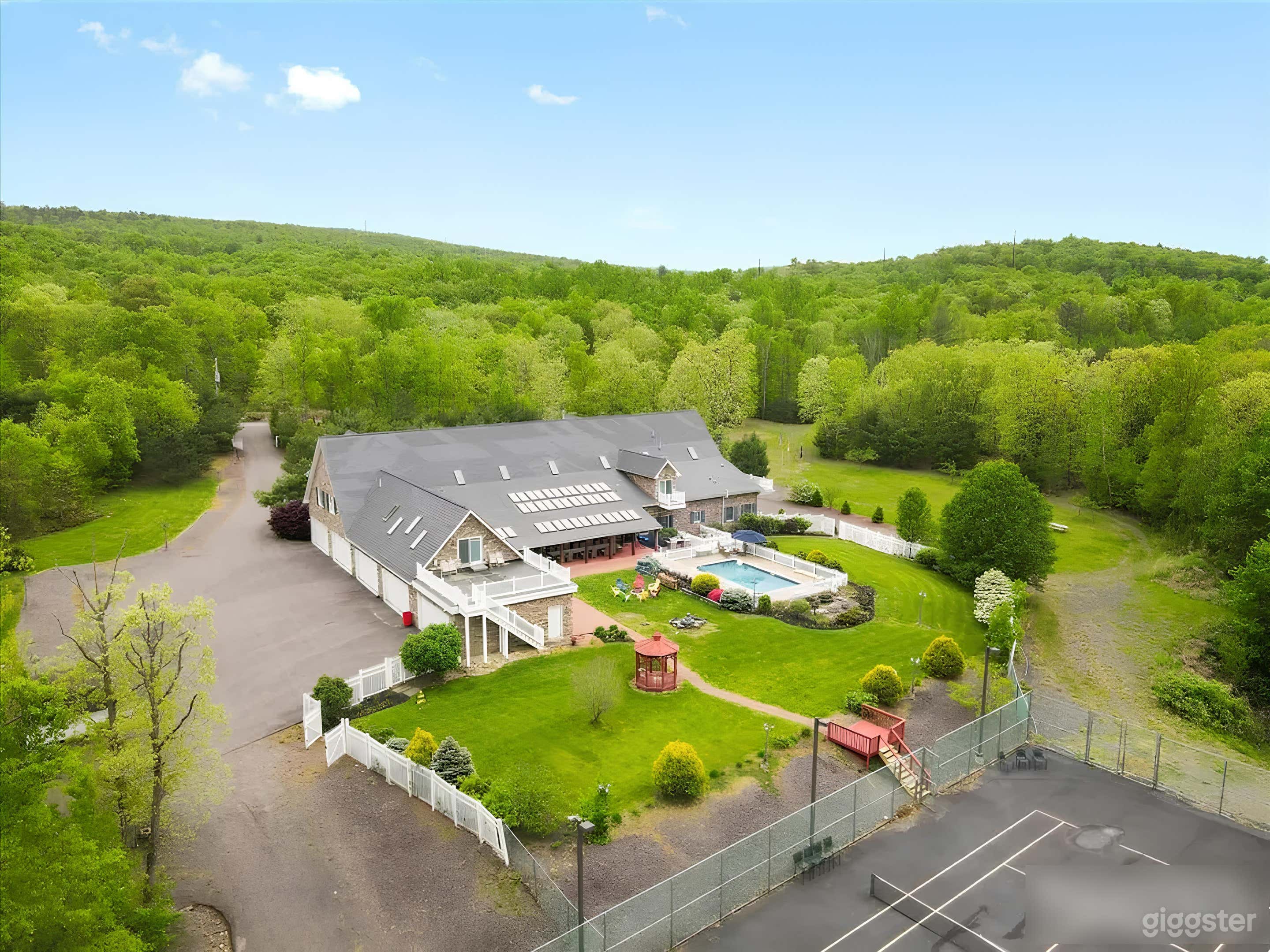 Picture-perfect Outdoor area with Pool Photo 2