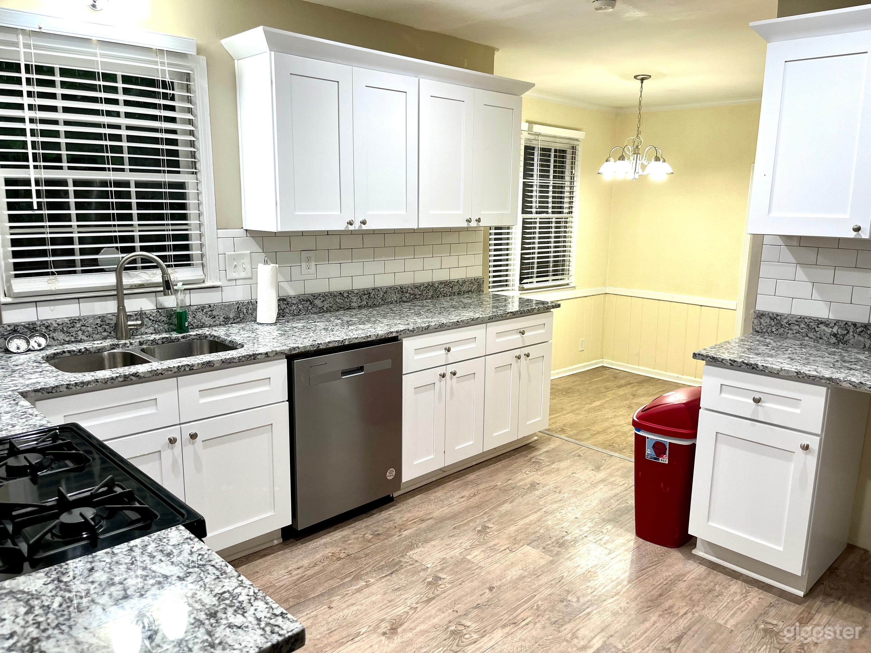 Cozy Kitchen &amp; Filming Location in Sandy Springs Photo 1