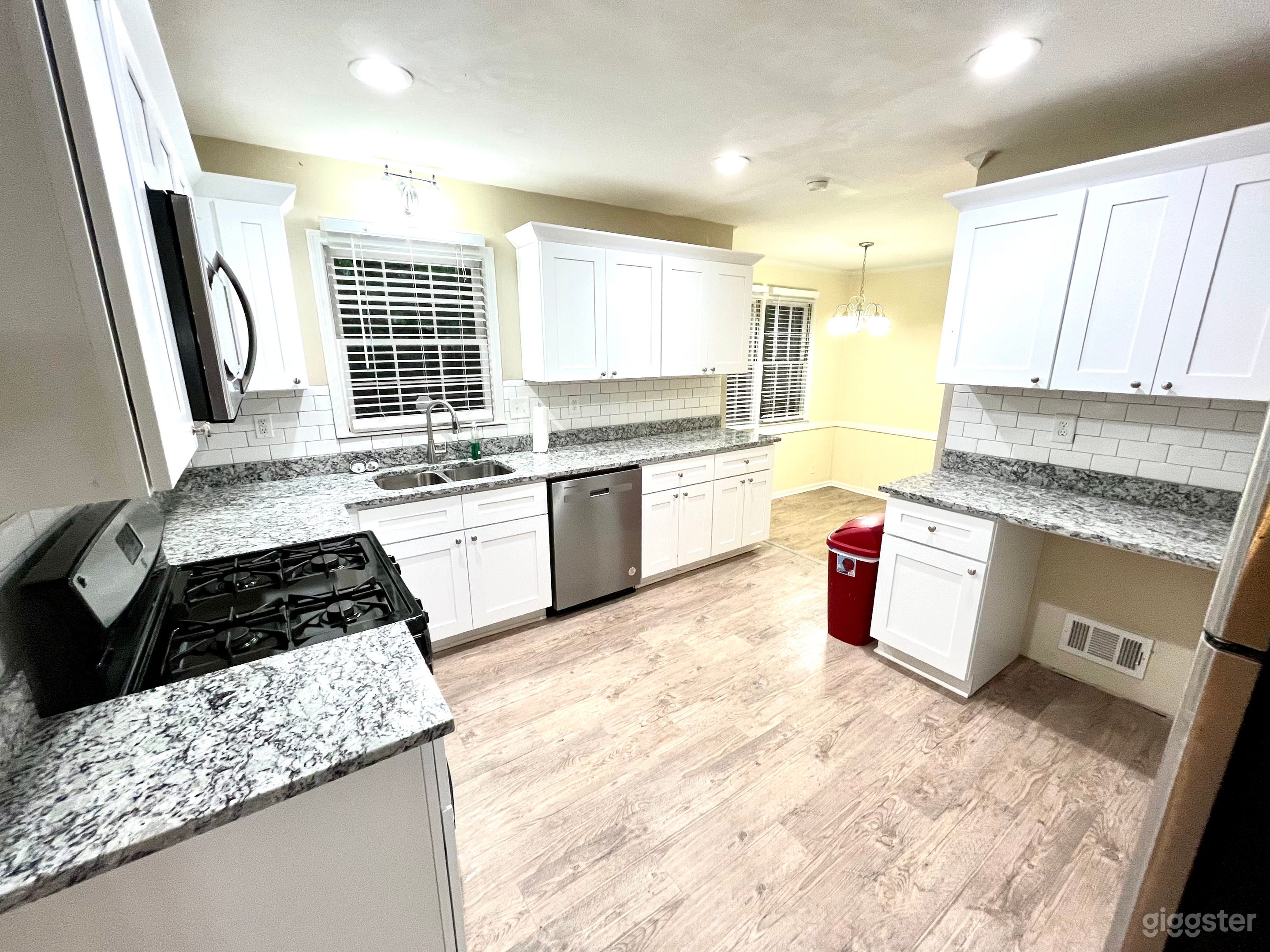 Cozy Kitchen &amp; Filming Location in Sandy Springs Photo 4