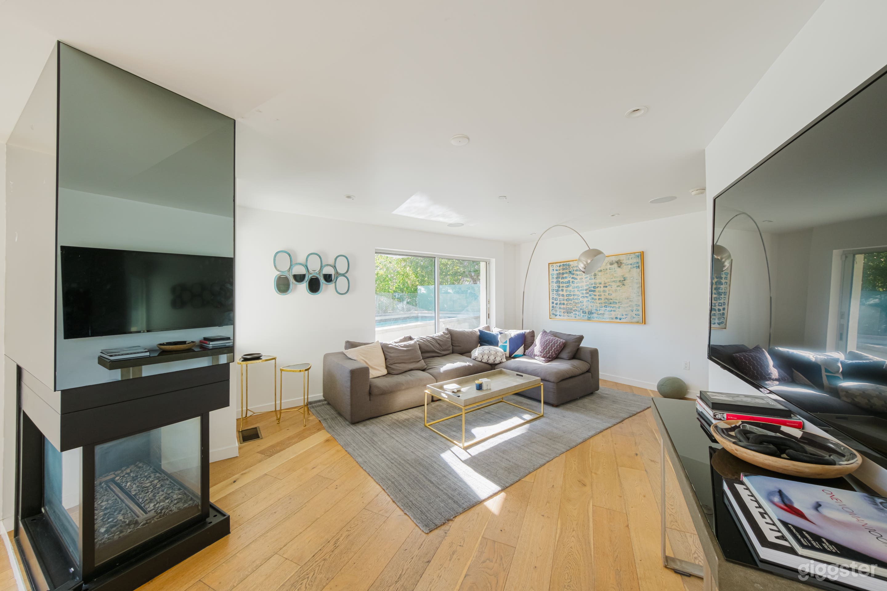 SLEEK MODERN ESCAPE WITH EXPANSIVE CITY VIEWS Photo 2