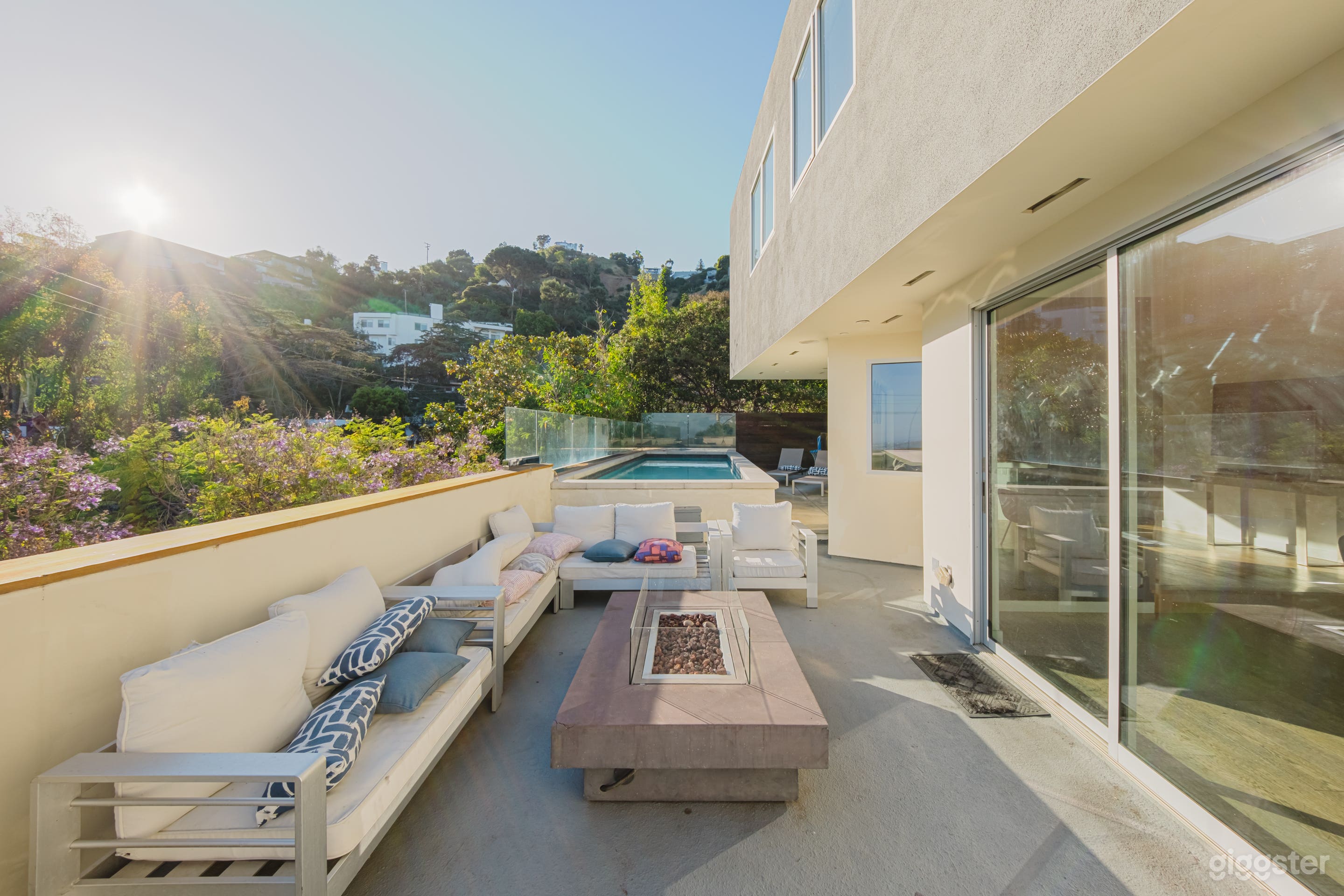 SLEEK MODERN ESCAPE WITH EXPANSIVE CITY VIEWS Photo 4