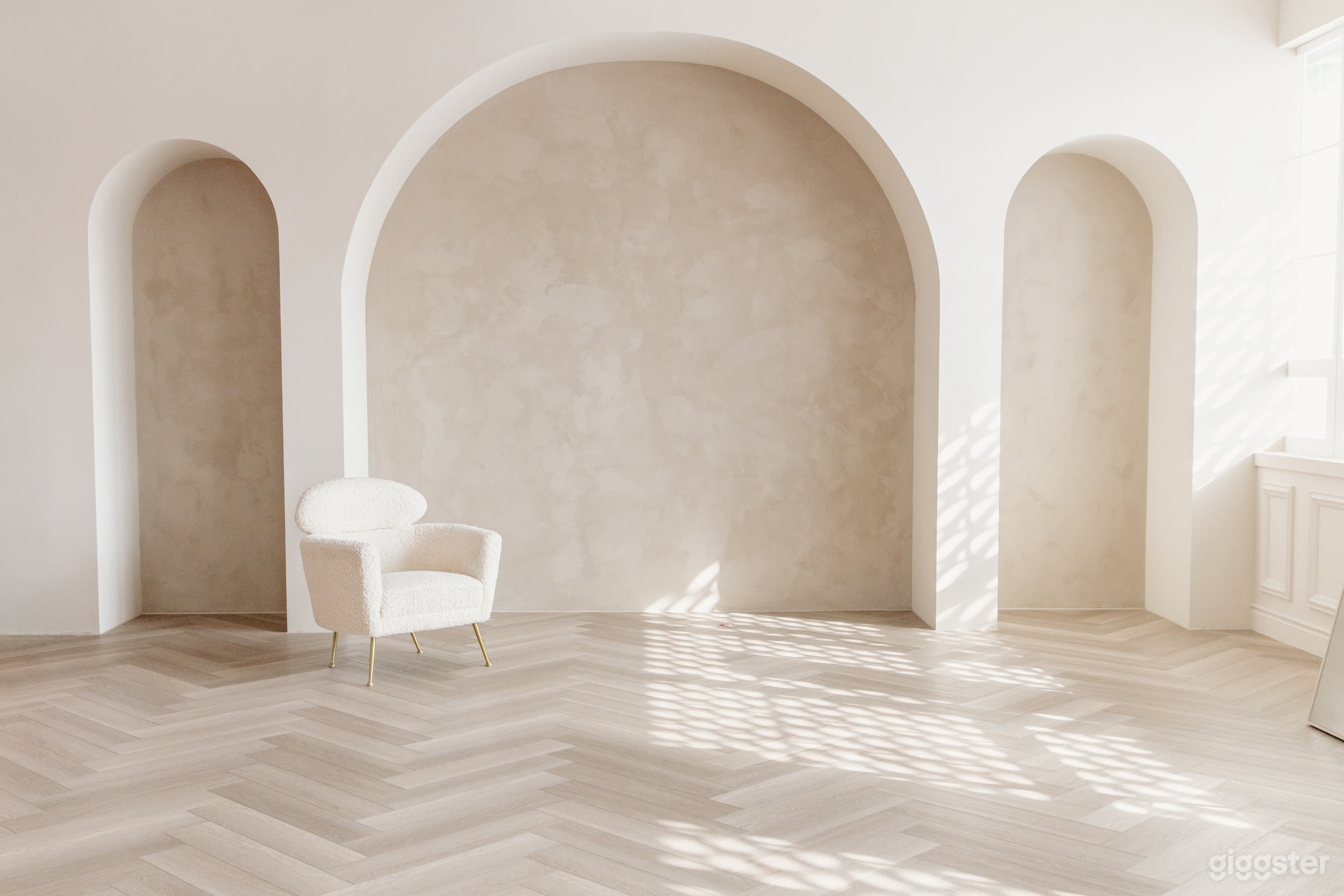 Ivory Room: Trendy and vibrant space for creatives