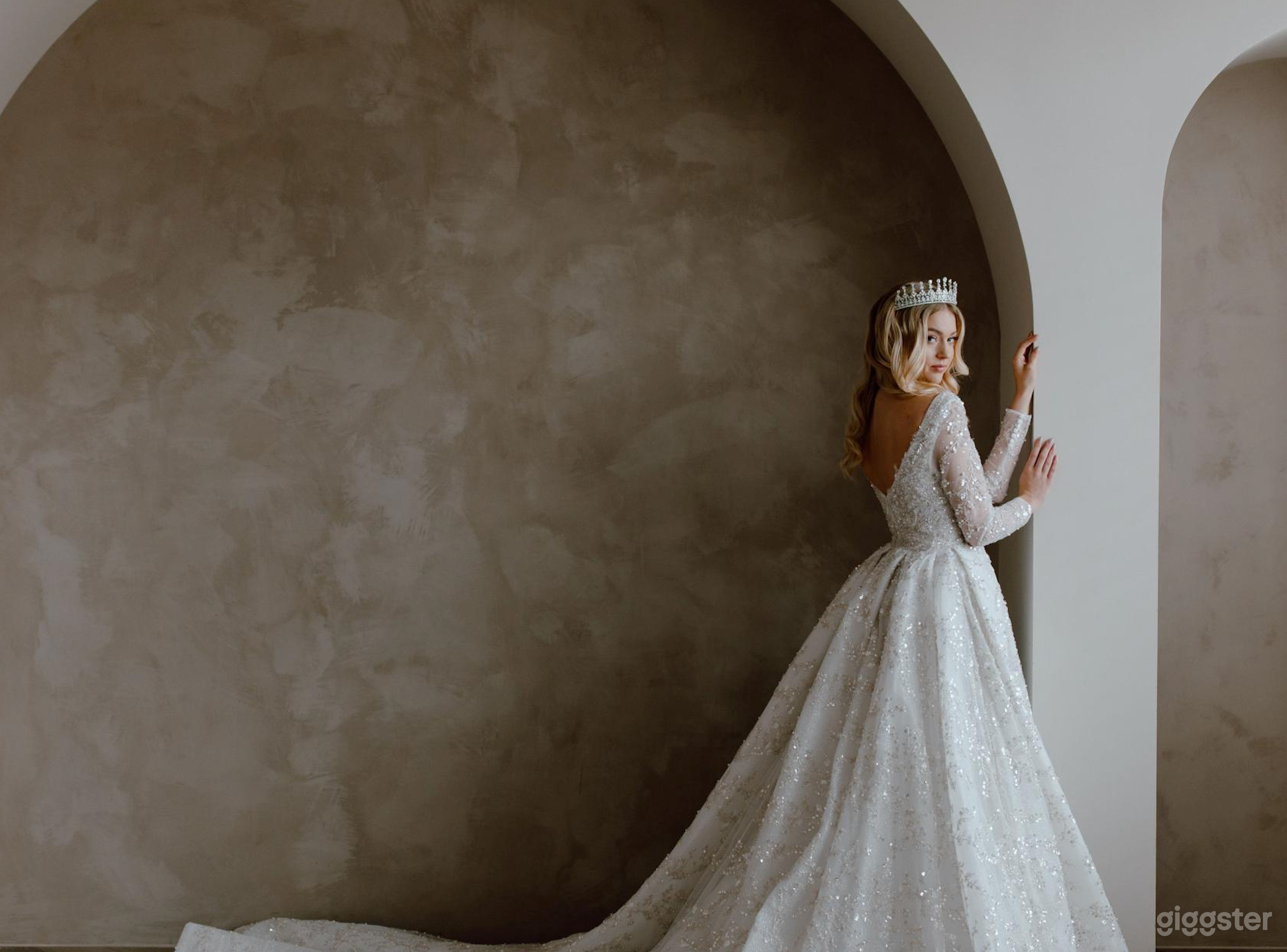 Ivory Room: Trendy and vibrant space for creatives