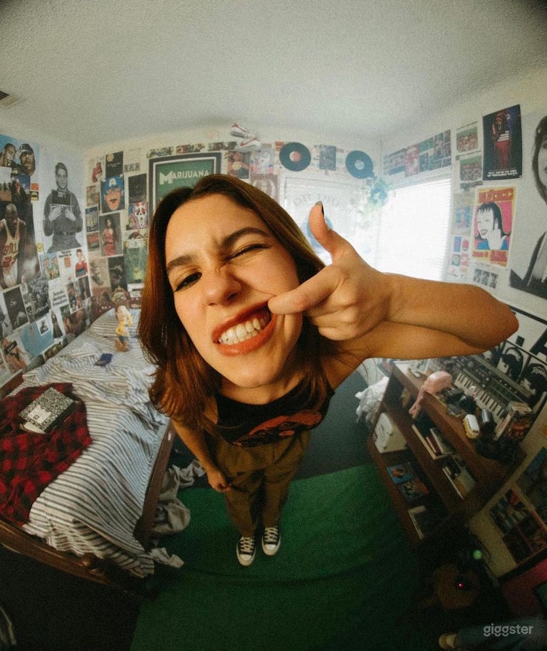  Unique 90s bedroom (Noho art district) 