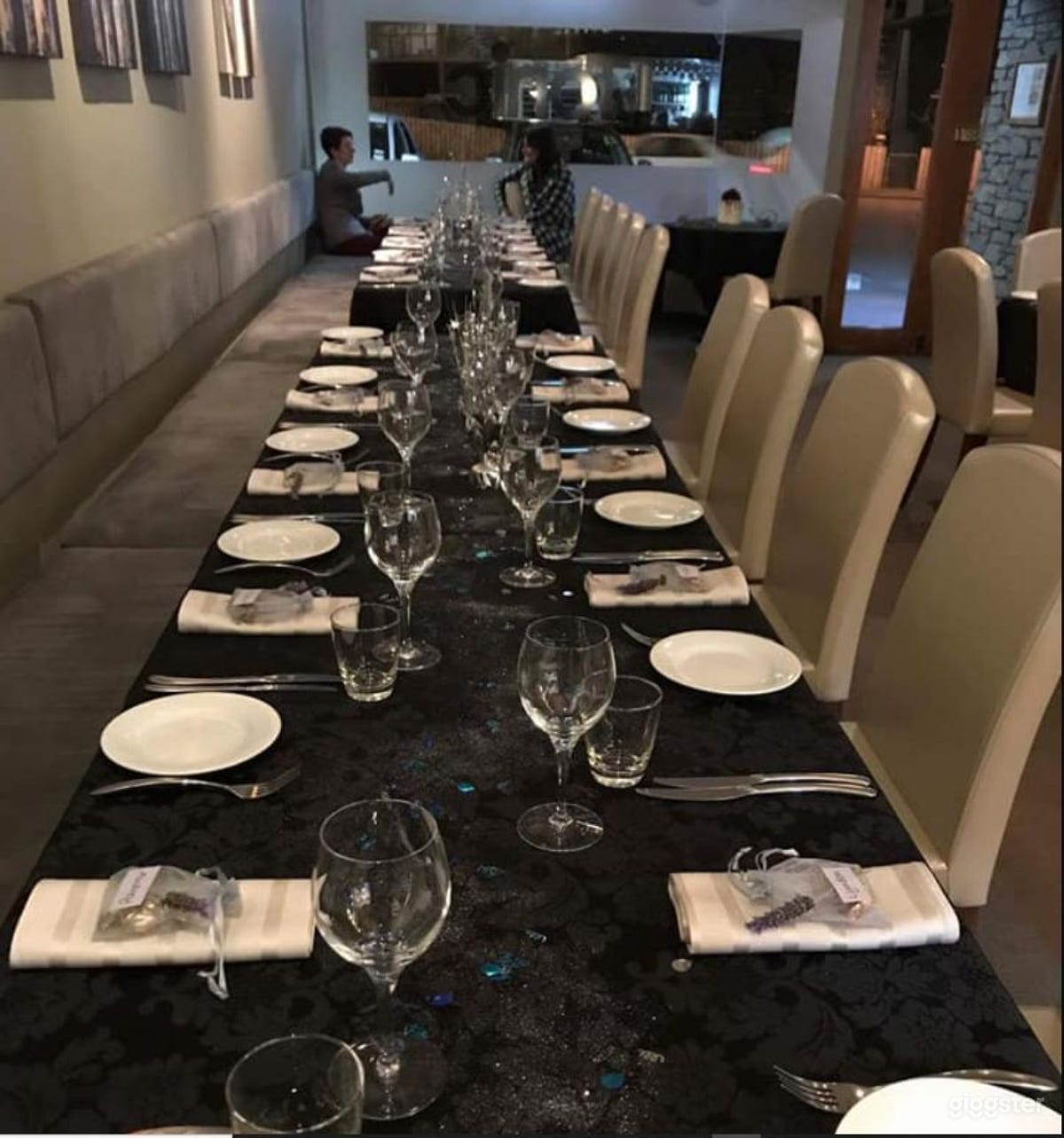 Small Intimate Restaurant Photo 4