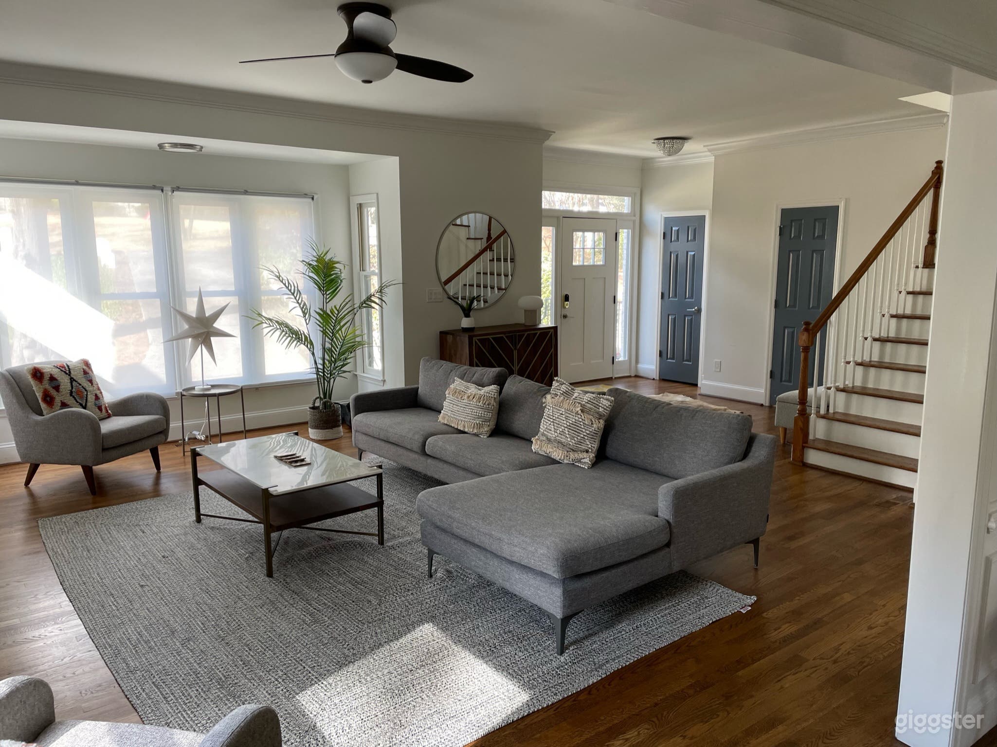 Stunning Contemporary Home in perfect location Photo 1