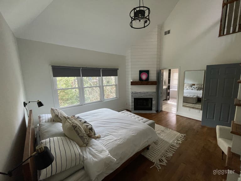  Stunning Contemporary Home in perfect location 