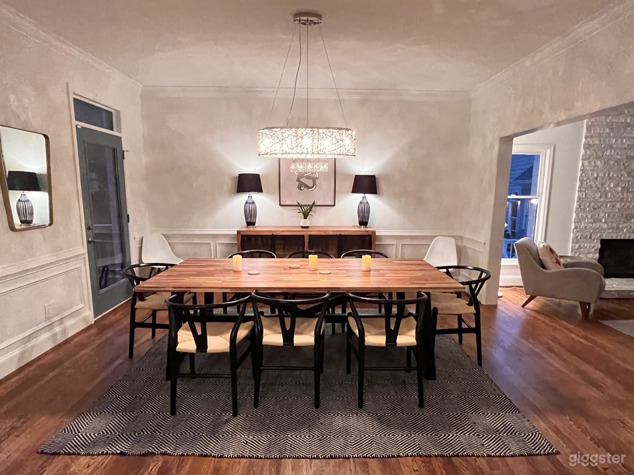 Stunning Contemporary Home in perfect location Photo 4