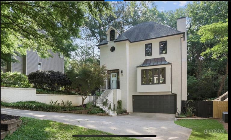  Stunning Contemporary Home in perfect location 