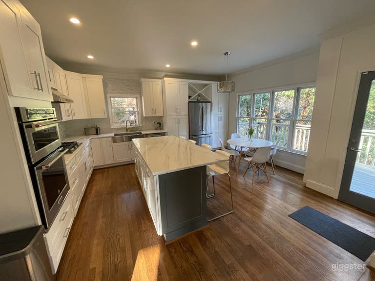  Stunning Contemporary Home in perfect location 