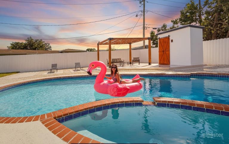  Private Pool Oasis with Sun Lounges & Pergola BBQ Patio 