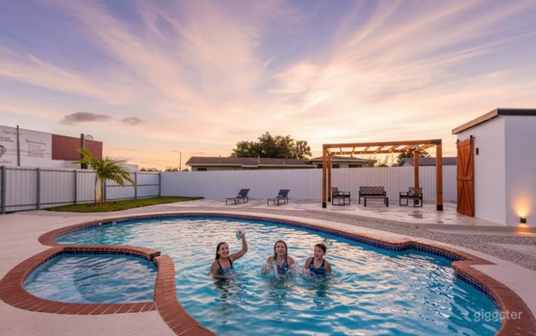  Private Pool Oasis with Sun Lounges & Pergola BBQ Patio 