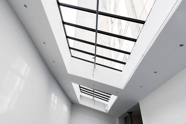  Photo Studio bathed in natural light in 18th arr. 