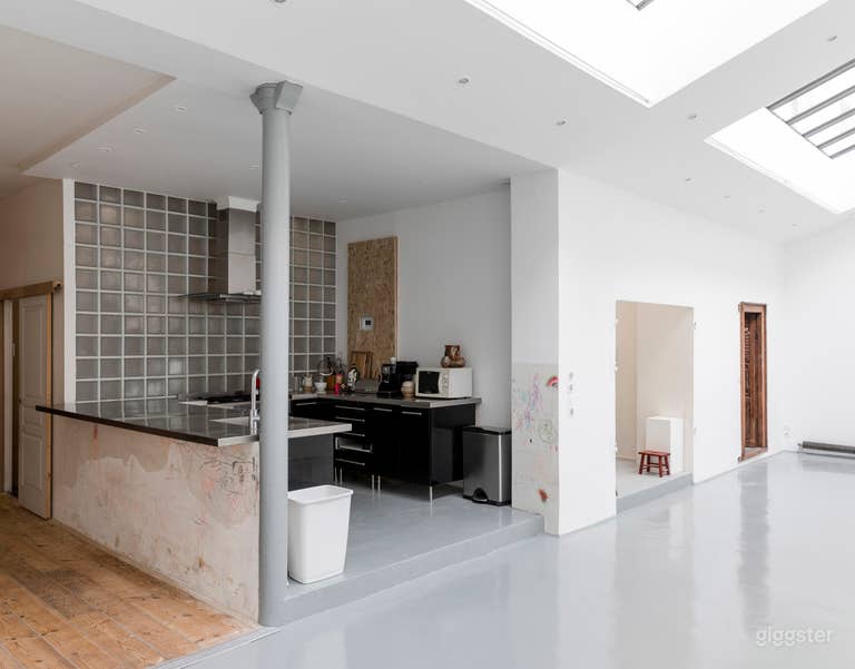  Photo Studio bathed in natural light in 18th arr. 