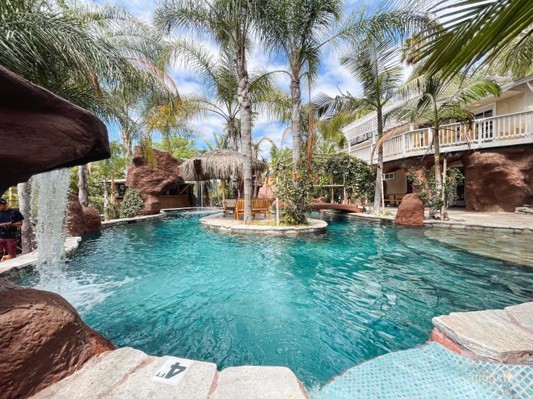 Oasis en la isla: Villa resort de 4 habitaciones con piscina + tobogán de 65 pies + mini golf 