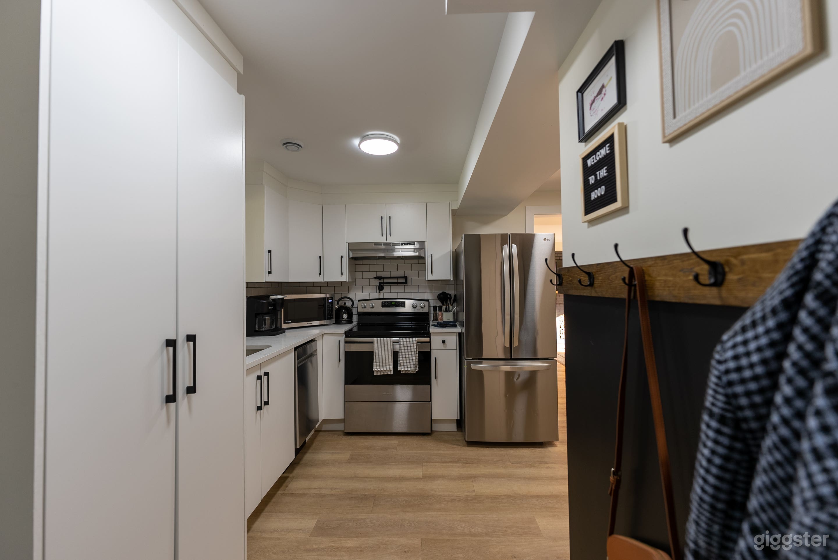 Spacious Mid-Century Magic Hideout Photo 3