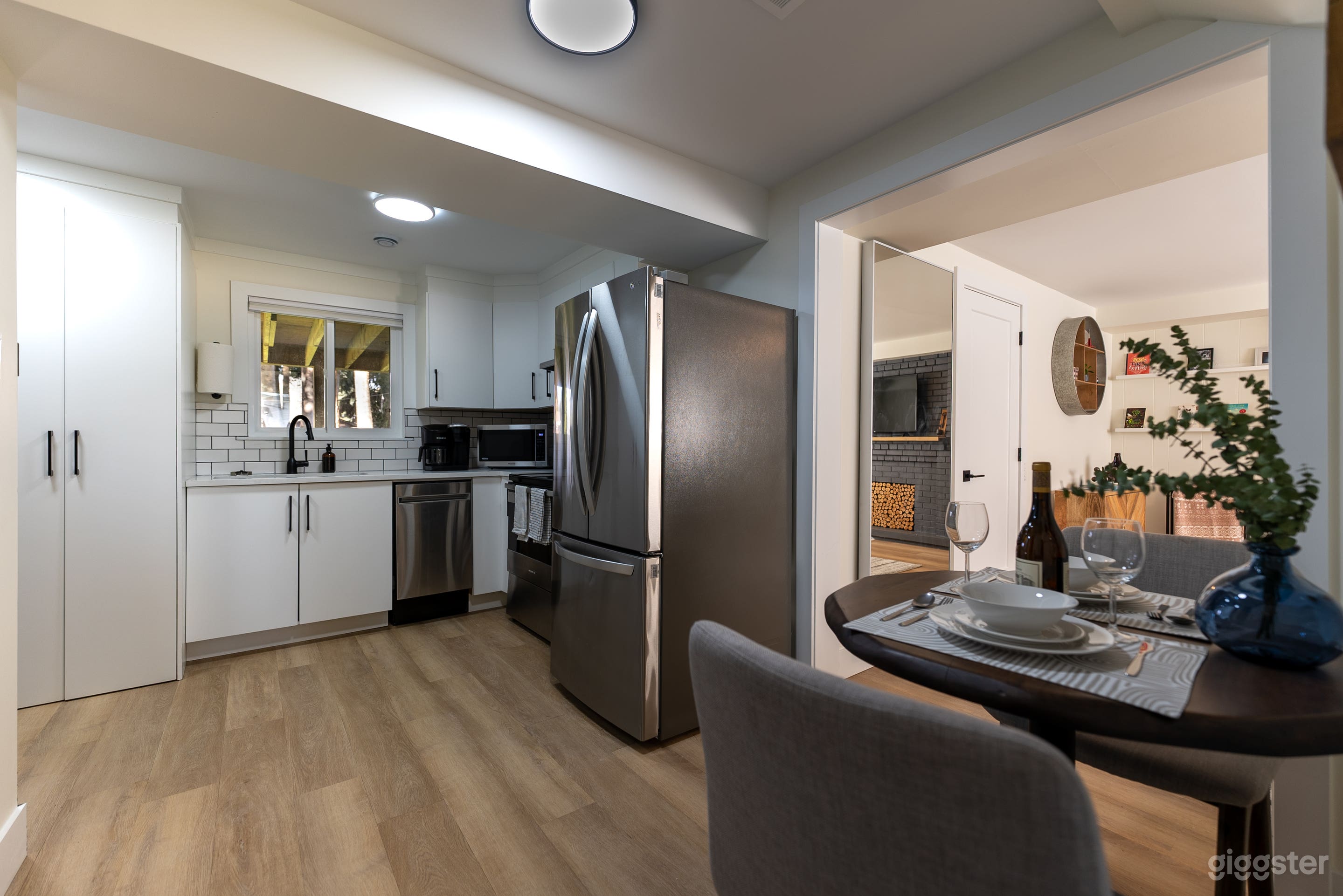 Spacious Mid-Century Magic Hideout Photo 4