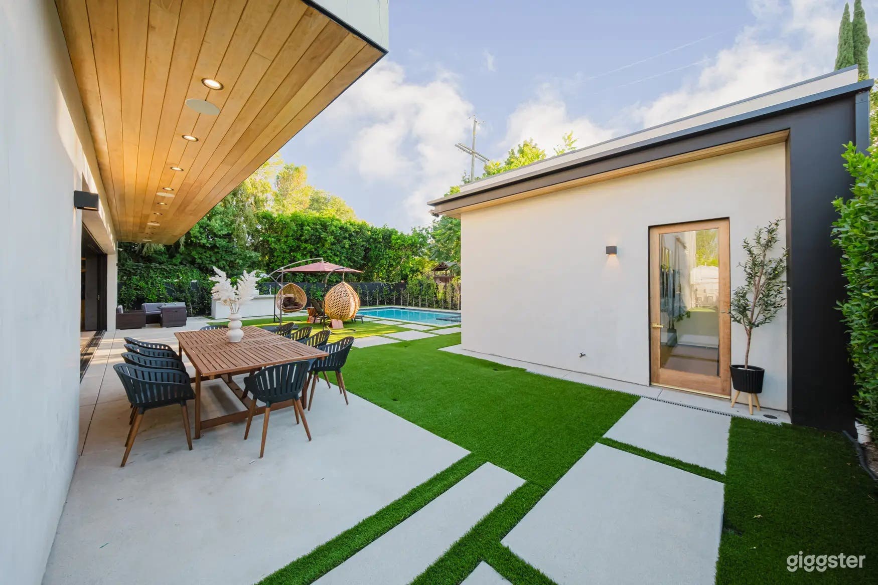 GLASS MODERN OUTDOOR POOL Photo 4