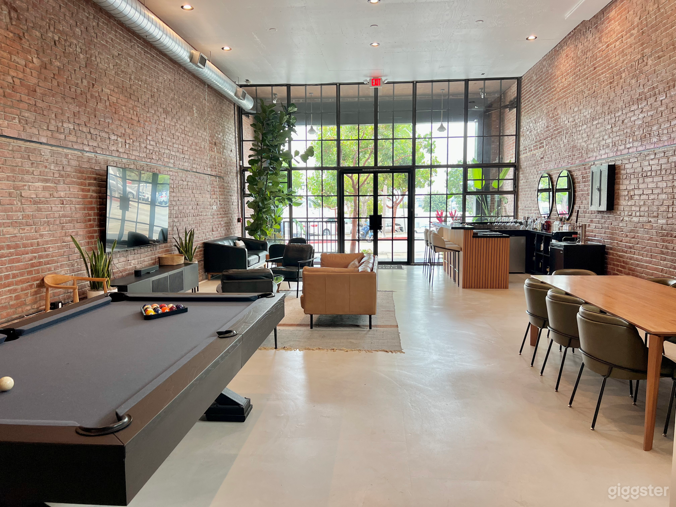 Modern Lounge for Events, Shoots & Meetings Photo 2