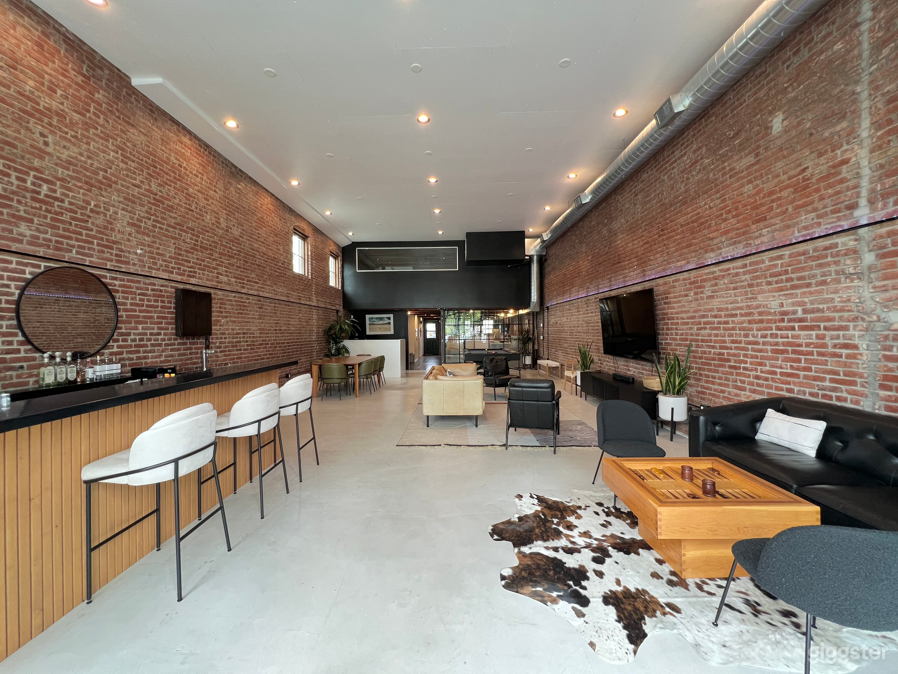 Modern Lounge for Events, Shoots & Meetings Photo 1