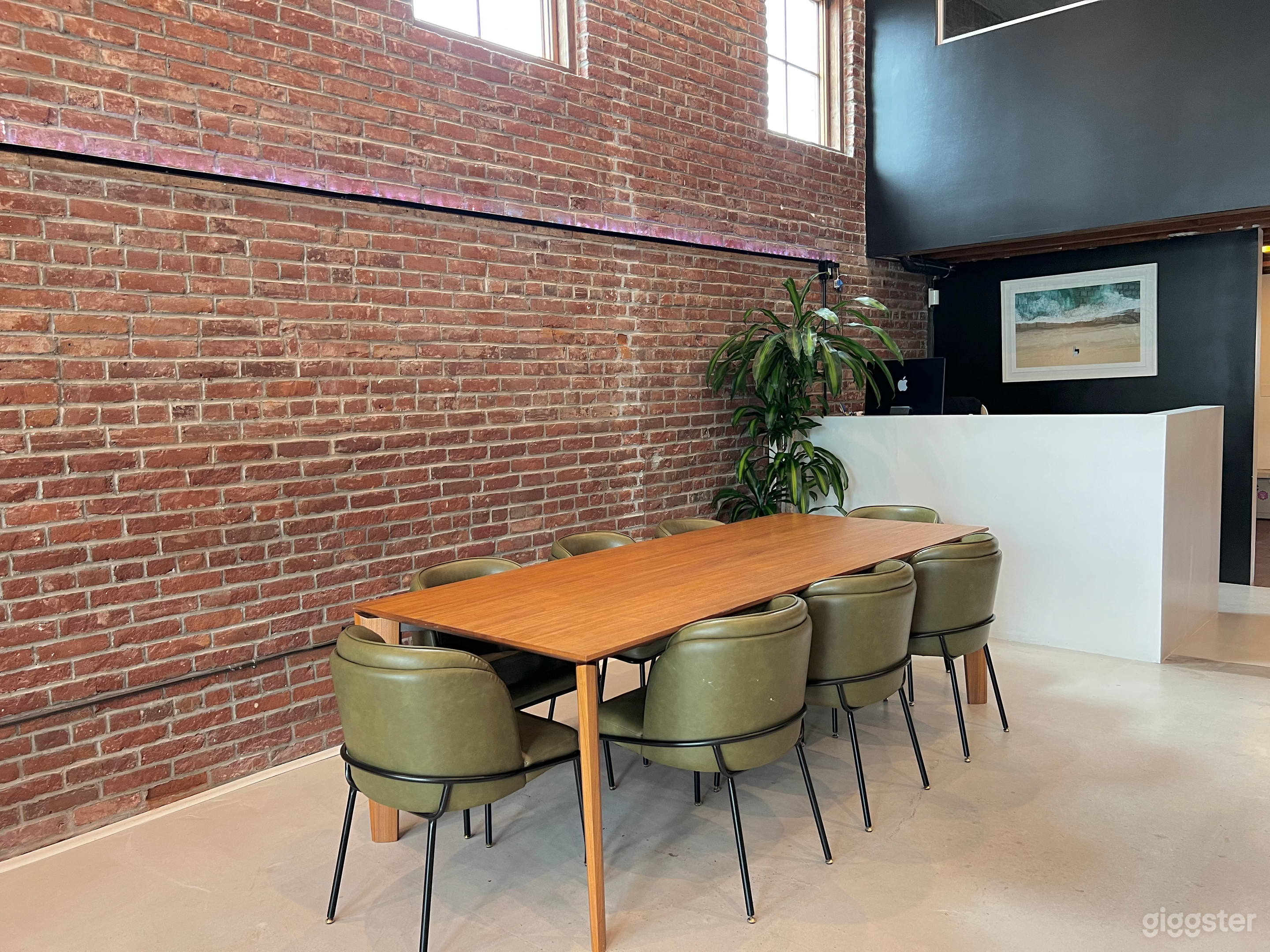 Modern Lounge for Events, Shoots & Meetings Photo 4