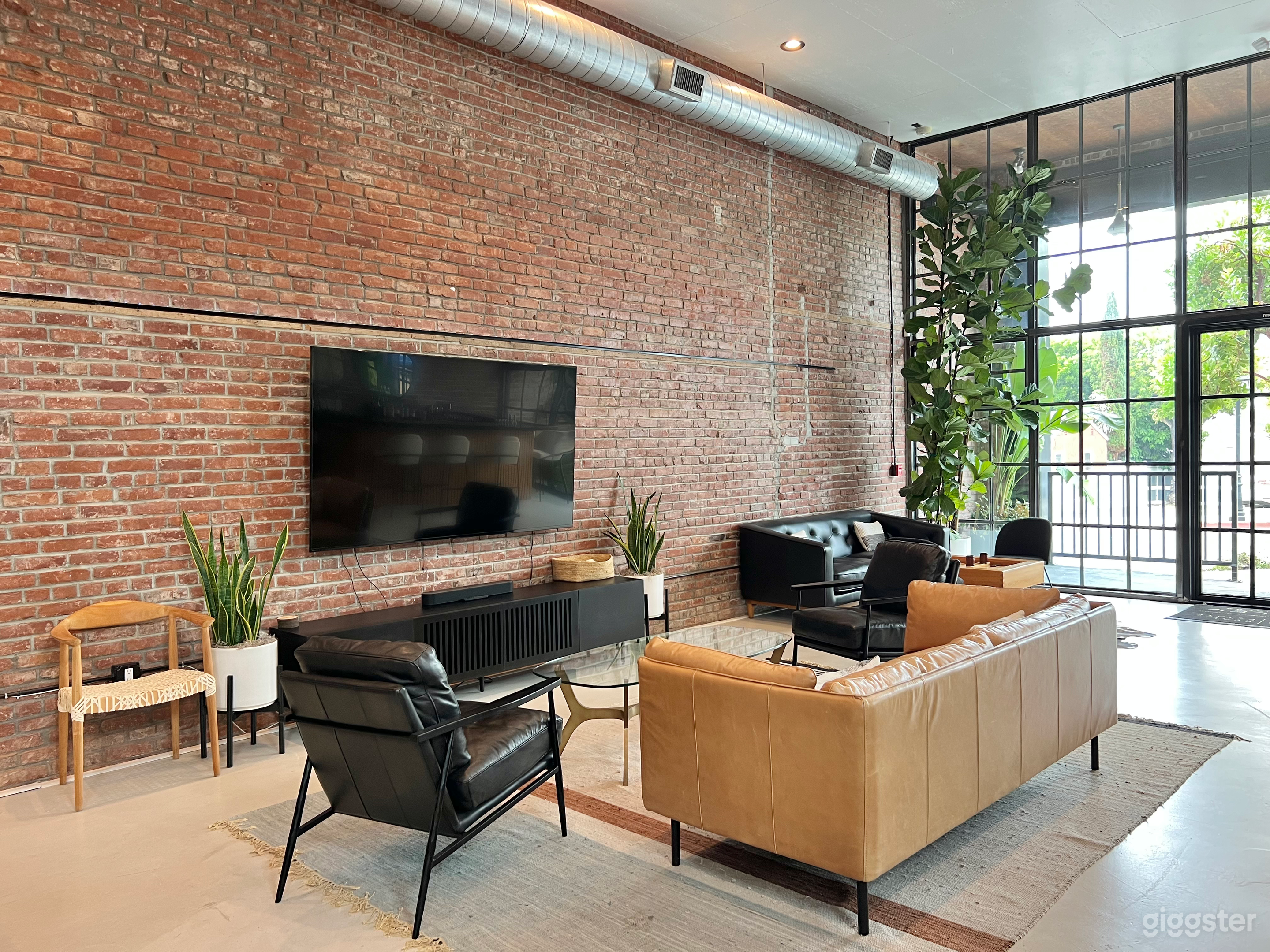 Modern Lounge for Events, Shoots & Meetings Photo 3