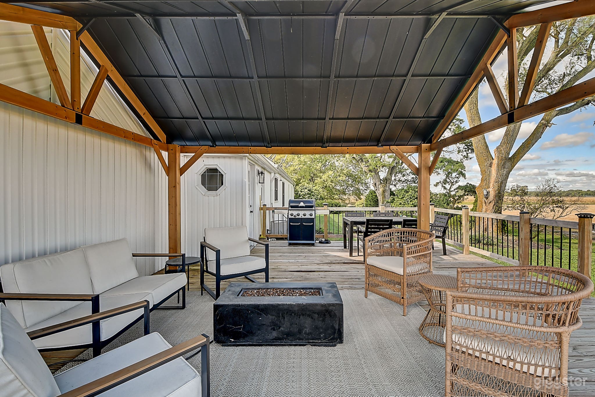 Modern Farmhouse Retreat Photo 4