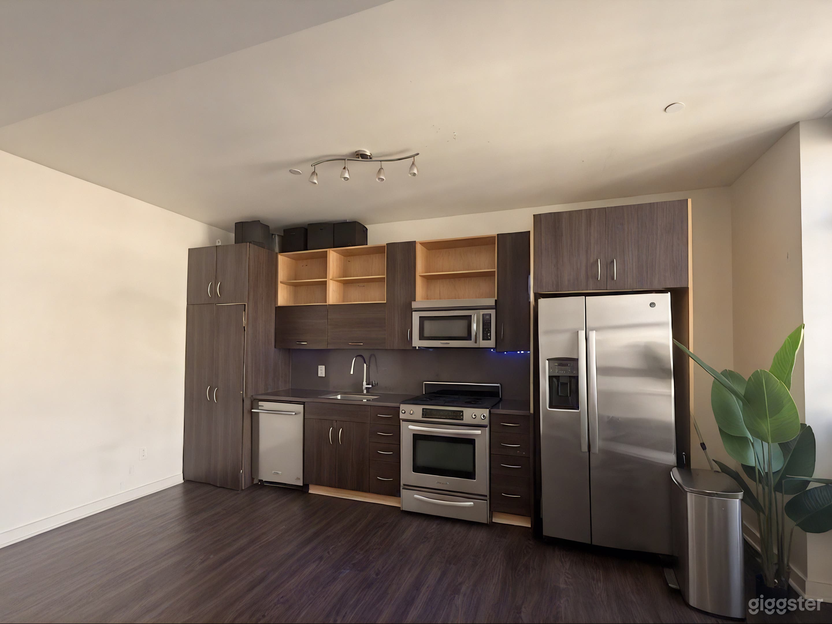 Sunlit Downtown LA Loft | 2 Levels, Open | Industrial Photo 3