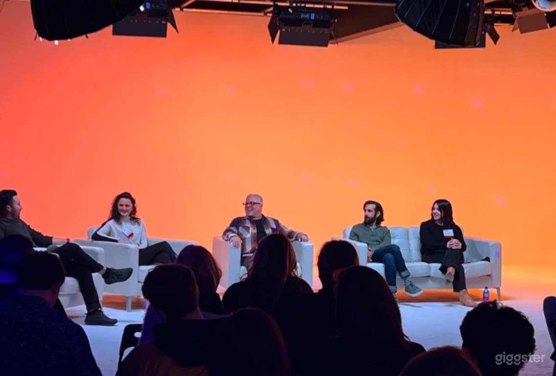 Pittsburgh studio with White and Green Cyc (Full Buyout) Photo 1