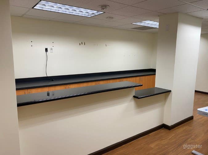 Suite 690: BLACK GRANITE (LAX) Photo 1