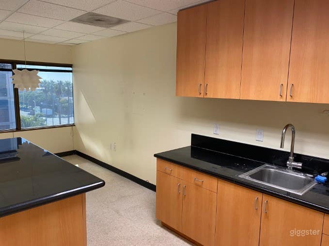 Suite 690: BLACK GRANITE (LAX) Photo 2