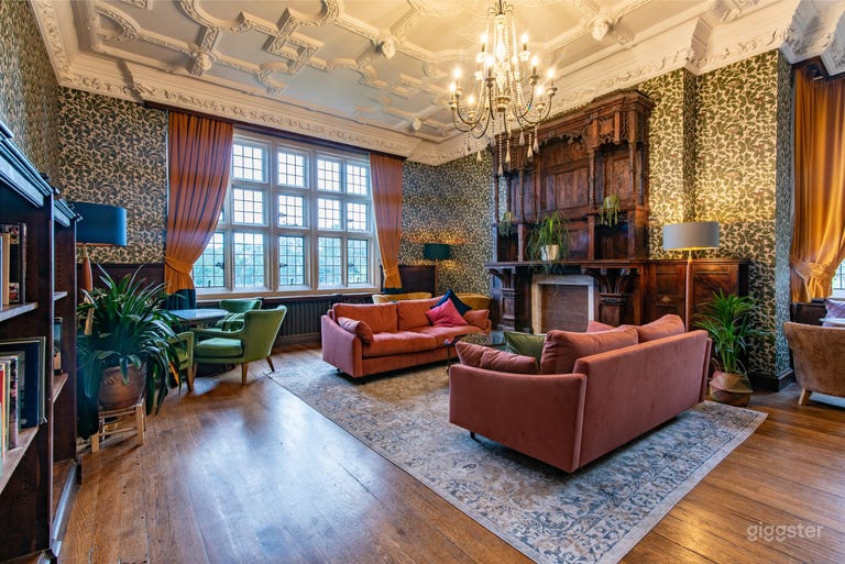  A Grand, Luxurious Victorian Manor House in 6.5 Acres 