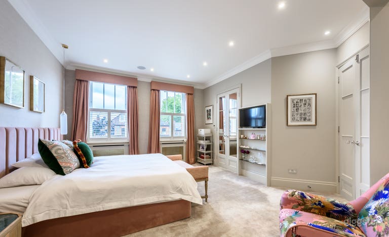  Killieser House with an open kitchen and fish tank 