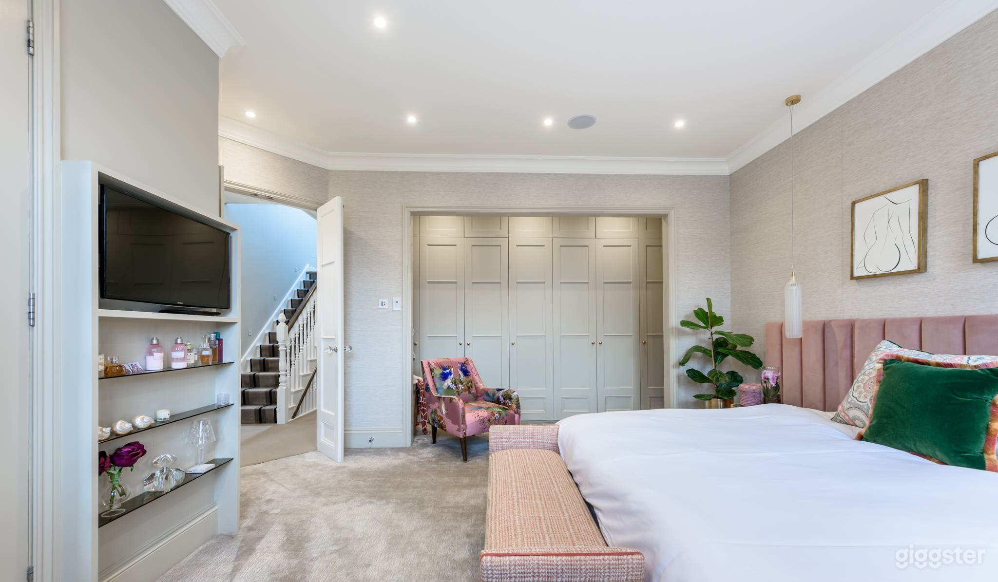 Killieser House with an open kitchen and fish tank Photo 3