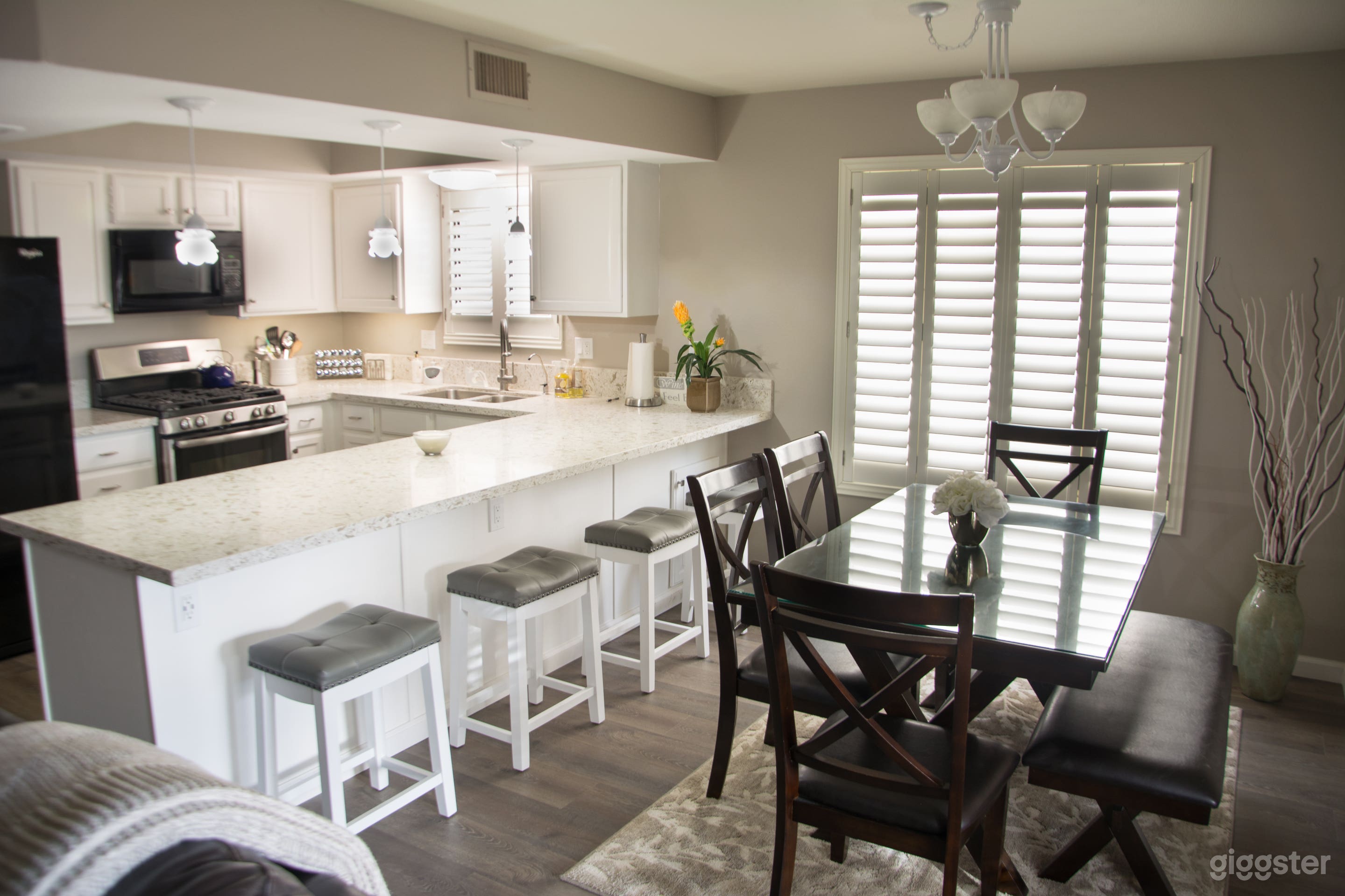 1980's Family Home Tastefully Furnished in-grd SPA Photo 3