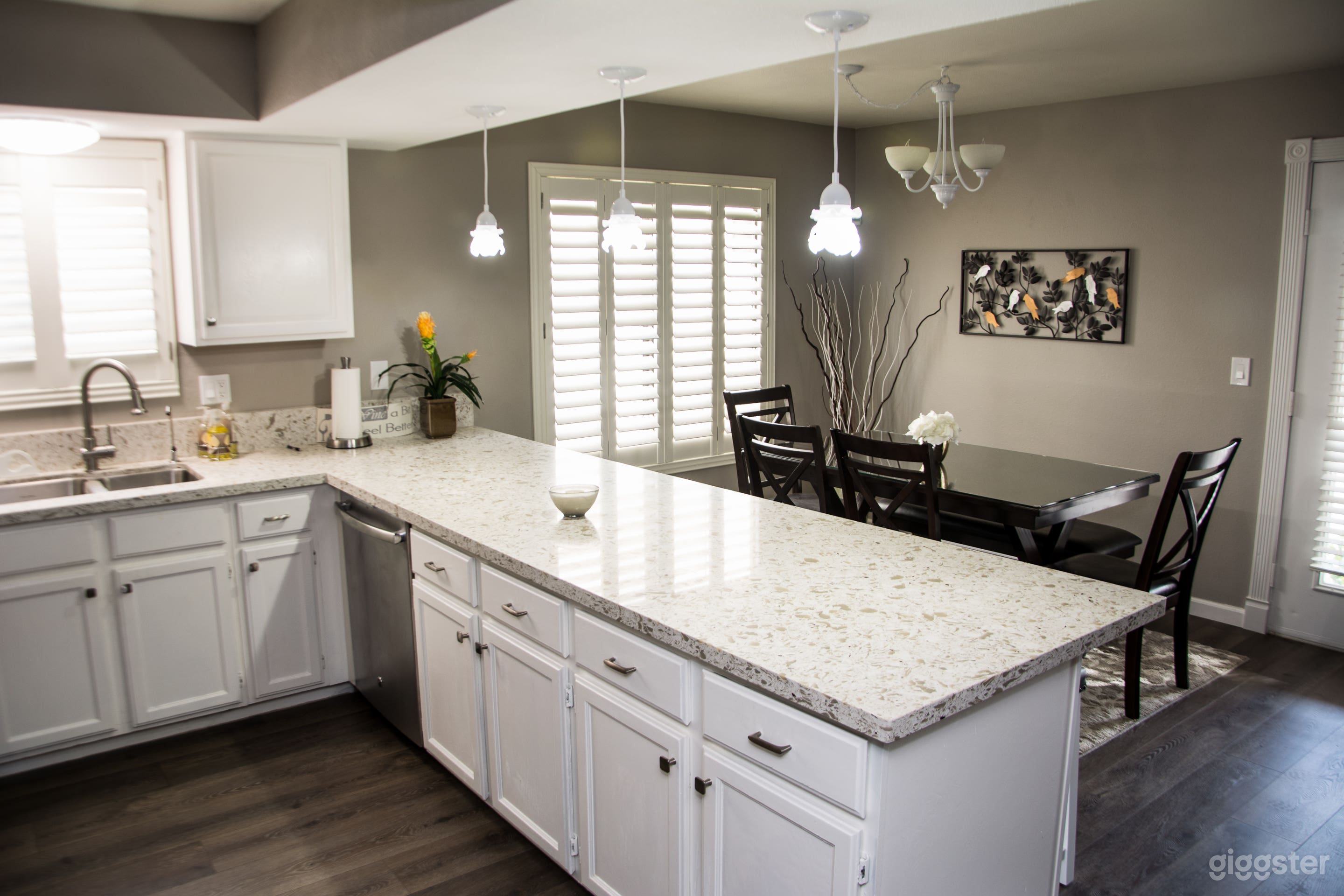 1980's Family Home Tastefully Furnished in-grd SPA Photo 2