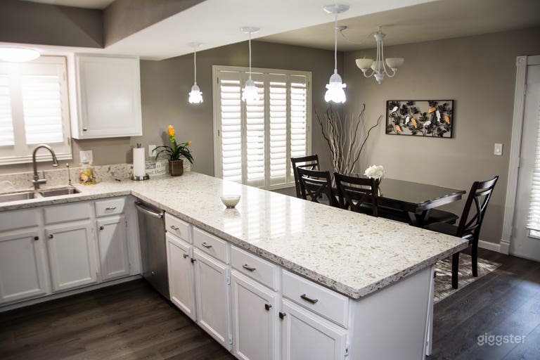  1980's Family Home Tastefully Furnished in-grd SPA 