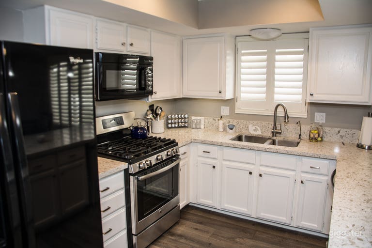  1980's Family Home Tastefully Furnished in-grd SPA 