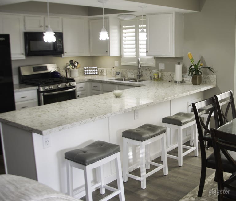  1980's Family Home Tastefully Furnished in-grd SPA 