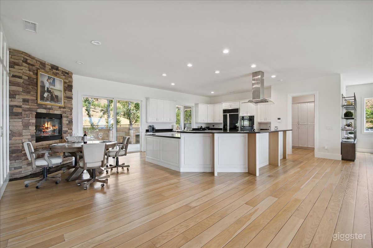 Rustic Elegance: 4BR/4BTH Retreat on 10 Acres Photo 4