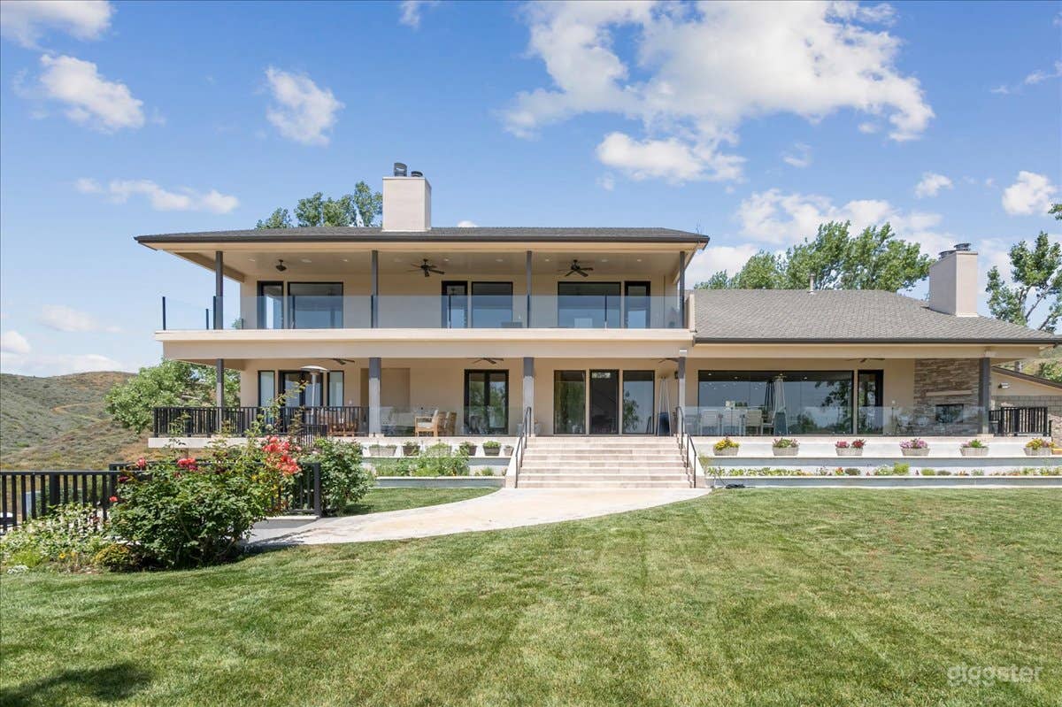 Rustic Elegance: 4BR/4BTH Retreat on 10 Acres Photo 1