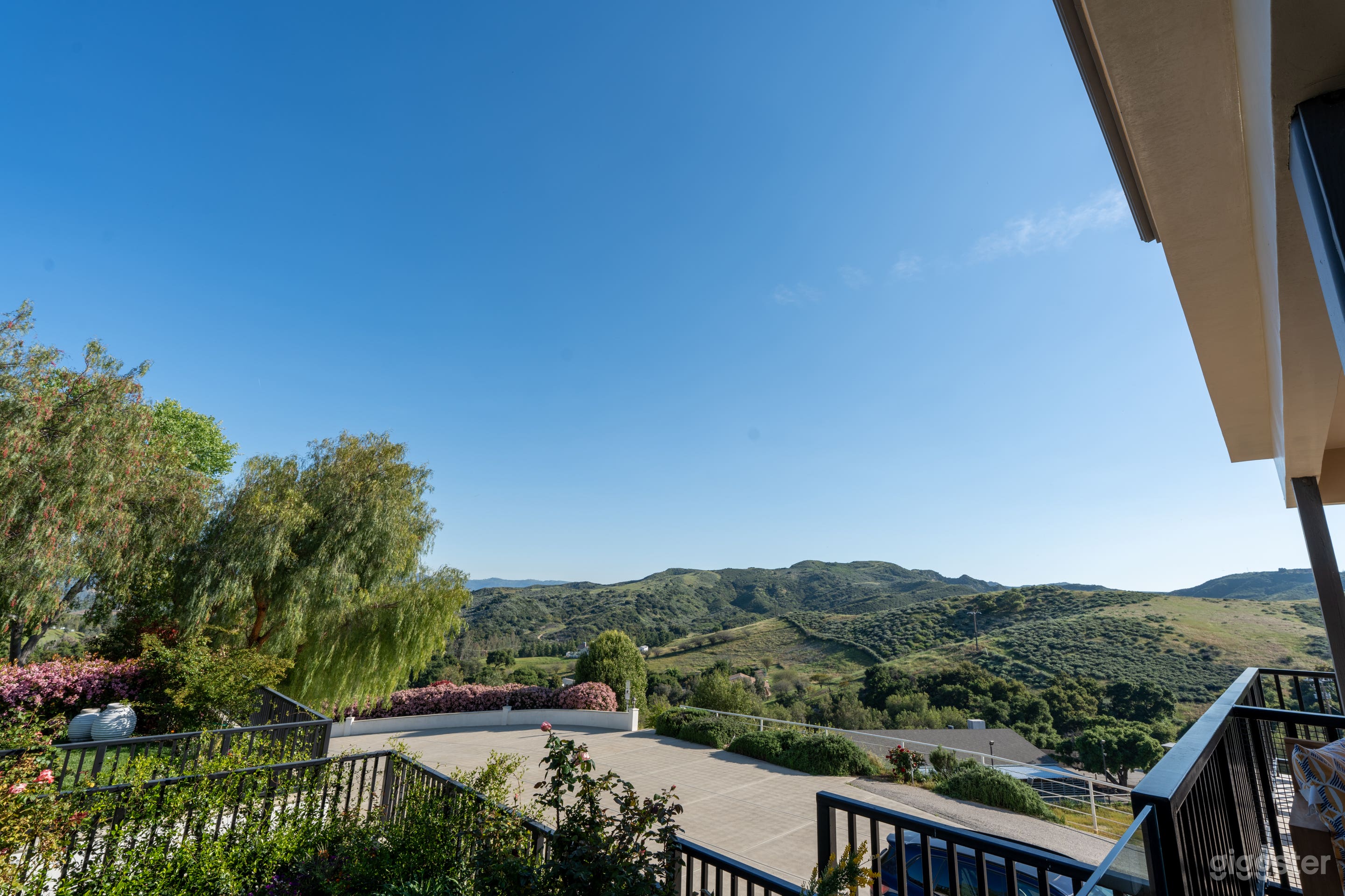 Rustic Elegance: 4BR/4BTH Retreat on 10 Acres Photo 2