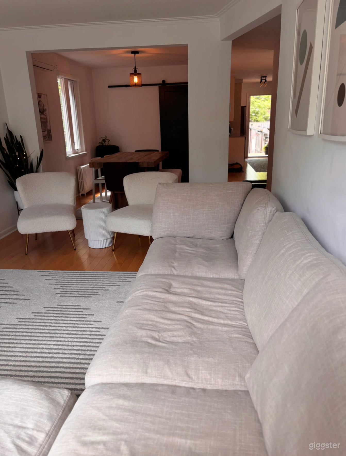 Modern High Park House with Clean, Minimalist Design Photo 2