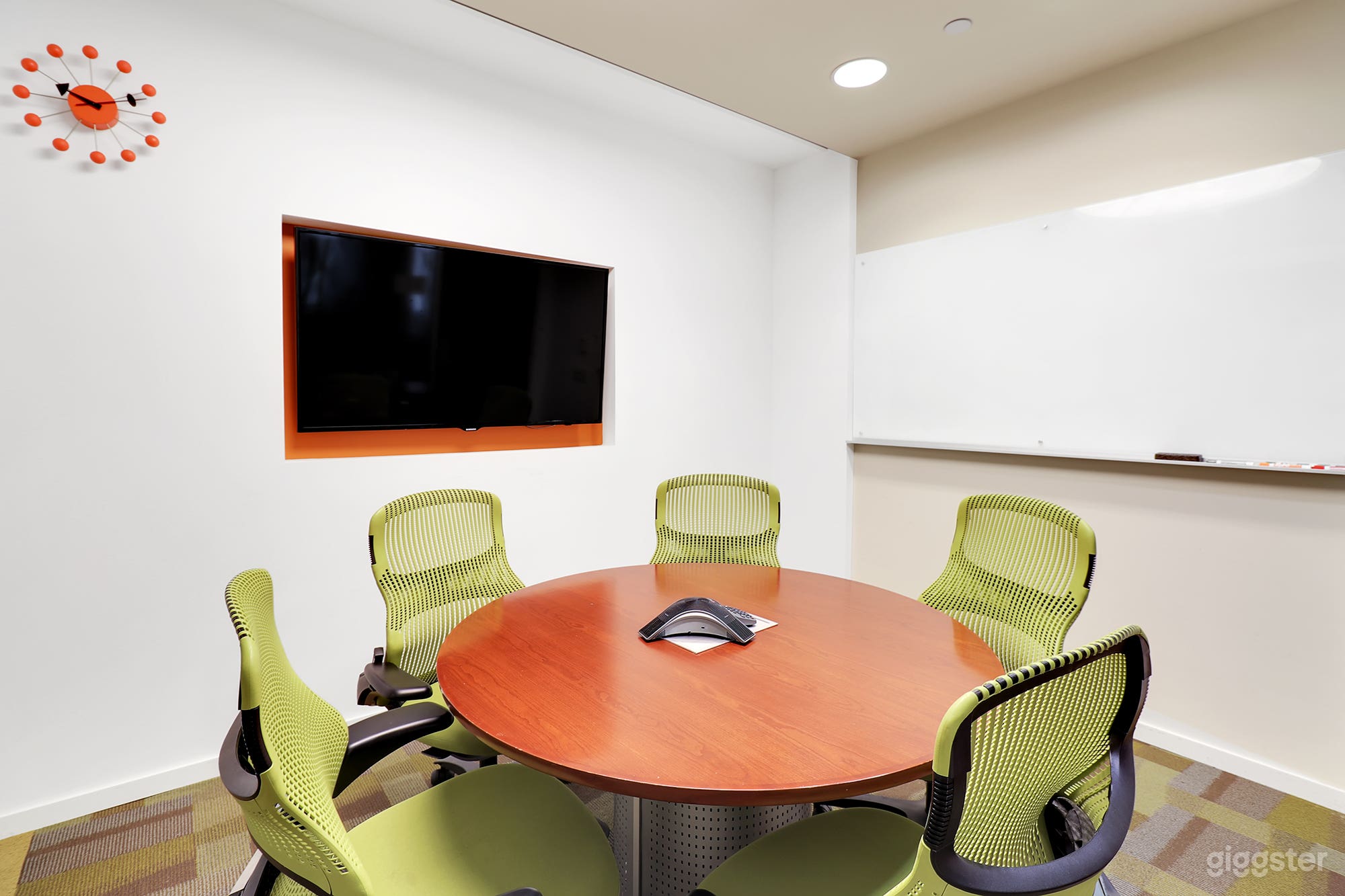 Five Person Meeting Room in New York Photo 2